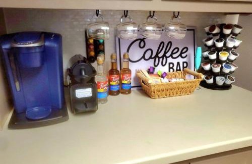 Racine Casa | Nautical Splash Pad Spacious 3bdrm Cedar Hot tub Wifi Hulu DisneyPlus Coffee Espresso Bar