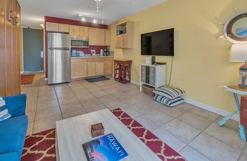 Historic Kailua Village Condominio | Nautical Theme Garden View Studio - Kona Islander Inn Condos Condo by RedAwning