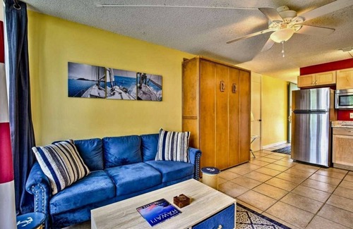 Historic Kailua Village Condominio | Nautical Theme Garden View Studio - Kona Islander Inn Condos Condo by RedAwning