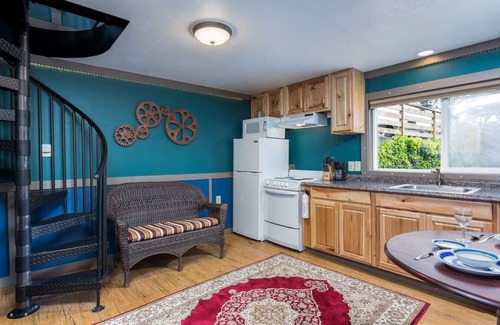 Lincoln City Apartamento | Nautilus- Submarine Decor 1 Bd, Cama Queen, Chimenea, Cocina Pequeña, Escaleras de caracol