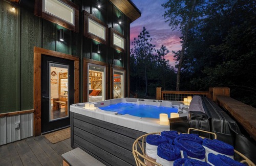 Golden Cabina | Navajo Rug-Creek/ Hot Tub/ Playground/ Firepit/ Swing Bed/ Grill/ Pet Friendly