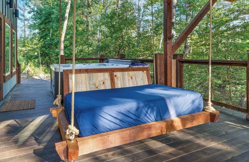 Golden Cabina | Navajo Rug-Creek/ Hot Tub/ Playground/ Firepit/ Swing Bed/ Grill/ Pet Friendly