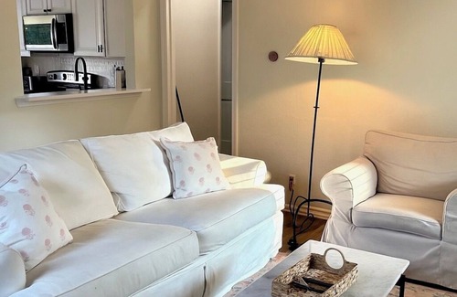 Navy Point Casa | Navy Point Pet Friendly 2 bedroom 1 bathroom cozy home.