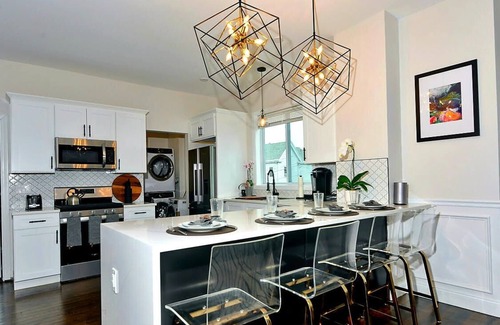 Everett Apartamento | Boston Luxury Home, Free parking, 5 mins to the Casino, 10 minutes to airport.