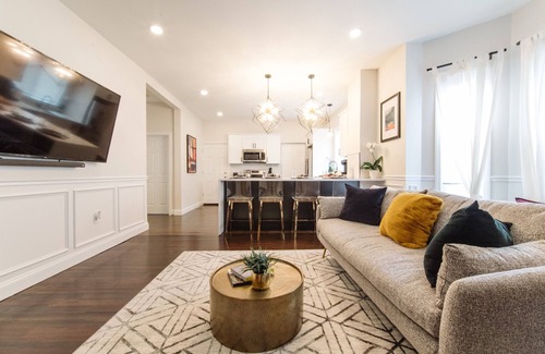 Everett Apartamento | Boston Luxury Home, Free parking, 5 mins to the Casino, 10 minutes to airport.