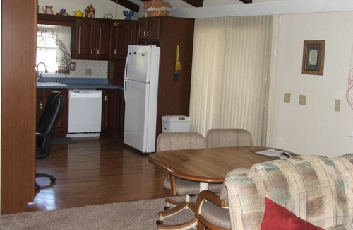Newland Chalet De Esquí | NC Blue Ridge Mountain chalet overlooking mountain golf course