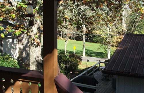 Newland Chalet De Esquí | NC Blue Ridge Mountain chalet overlooking mountain golf course