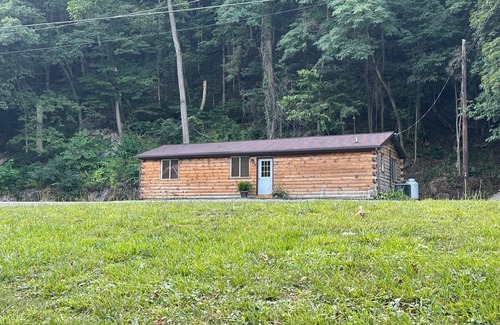 Cabins Cabina | Cozy 2-bedroom, river access, near Smoke Hole, Seneca Rocks & Dolly Sods