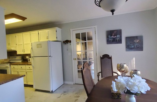 Addington Highlands Cabaña | Cozy four Season Addington Highlands cottage in 5 acres, near Bon Echo.
