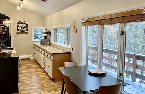 Lyons Cabina | Cozy retreat with a starlit hot tub, fire pit, fireplace & treehouse near RMNP.
