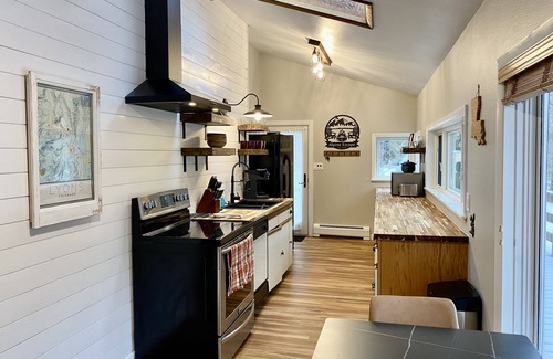 Lyons Cabina | Cozy retreat with a starlit hot tub, fire pit, fireplace & treehouse near RMNP.