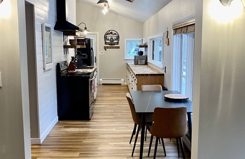 Lyons Cabina | Cozy retreat with a starlit hot tub, fire pit, fireplace & treehouse near RMNP.