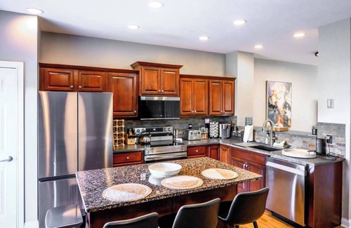 Roseland Casa | ND Luxury Townhome 8 min to ND Stadium!