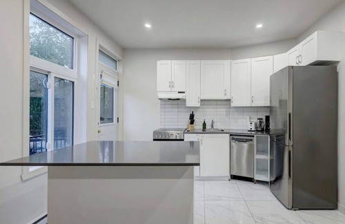 Cote-Des-Neiges—Notre-Dame-De-Grace Apartamento | NDG Loft |A Contemporary Urban Retreat
