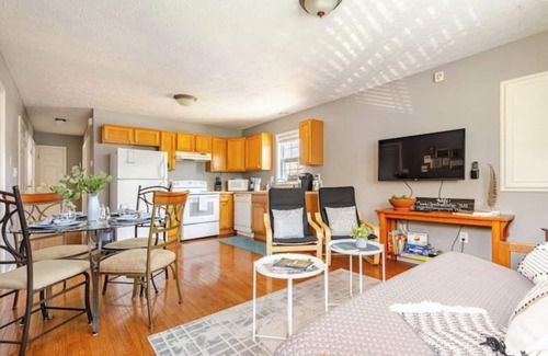 Historic Montford Apartamento | Downtown walkable 2-bedroom with everything needed for two couples or more.