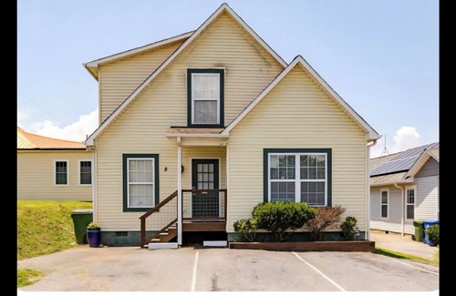 Historic Montford Apartamento | Downtown walkable 2-bedroom with everything needed for two couples or more.