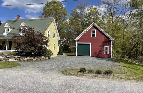 Sunapee Casa | NE Farm House w/en suite bathrooms - 4 mins from Harbor/7 mins to Mountain!