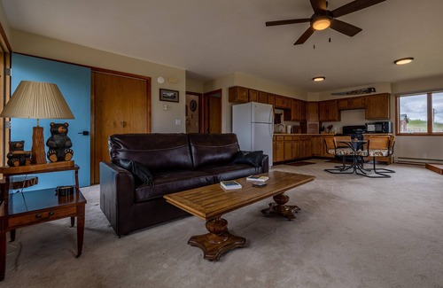 Wapiti Cabina | Neal's Guest House- pet friendly Wapiti Valley