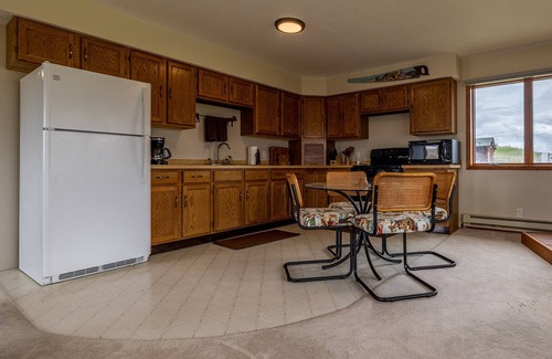 Wapiti Cabina | Neal's Guest House- pet friendly Wapiti Valley