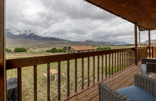 Wapiti Cabina | Neal's Guest House- pet friendly Wapiti Valley