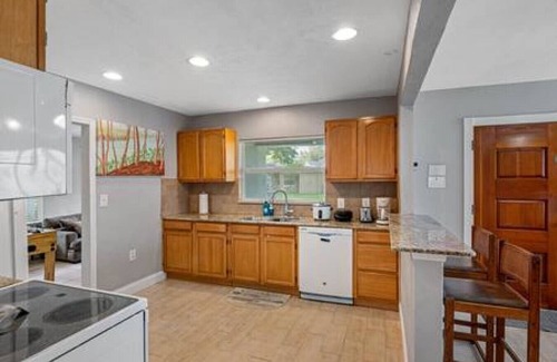 Riverside Heights Casa | Near Airport 3br w kitchen Game Room, Fenced Yard
