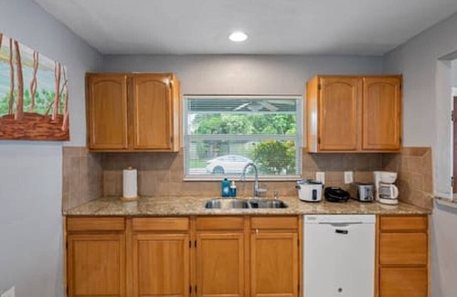 Riverside Heights Casa | Near Airport 3br w kitchen Game Room, Fenced Yard