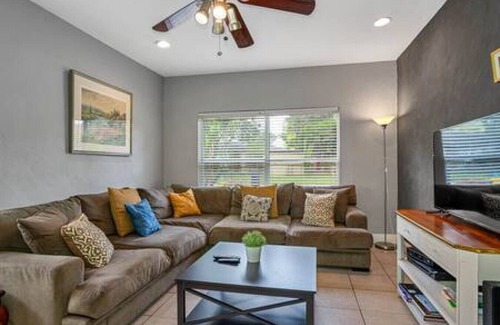 Riverside Heights Casa | Near Airport 3br w kitchen Game Room, Fenced Yard