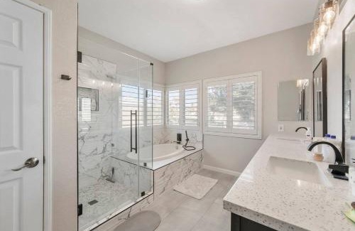 Ontario Casa | Near Airport and Outlet Mall 6 bedroom large house