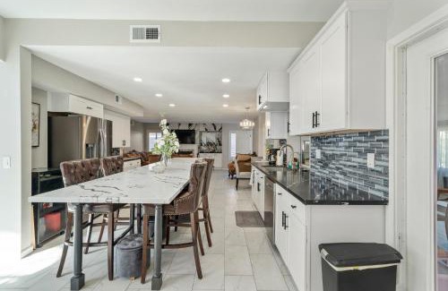 Ontario Casa | Near Airport and Outlet Mall 6 bedroom large house