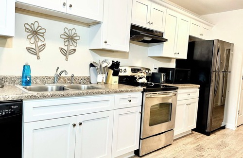 Lincolnton Apartamento | Near Atrium & town, King/Queen/Pullout, NO stairs