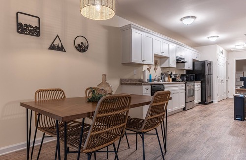 Lincolnton Apartamento | Near Atrium & town, King/Queen/Pullout, NO stairs