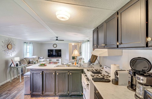 Eriline Cabaña | Near ATV & Hiking Trails: Home w/ Deck in Oneida!