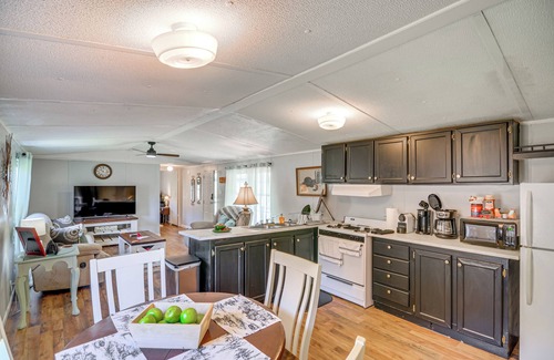 Eriline Cabaña | Near ATV & Hiking Trails: Home w/ Deck in Oneida!