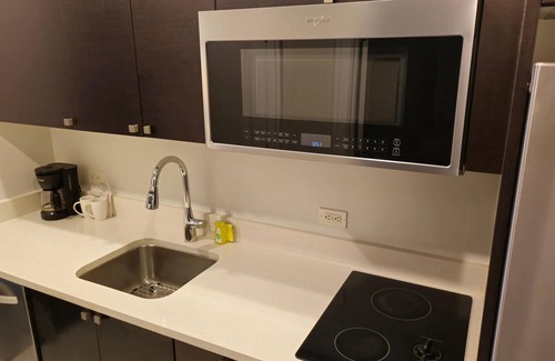 Doral Condominio | Near Bayfront Park, King Studio with Kitchen