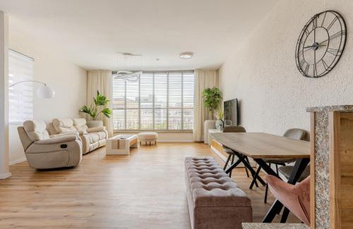 Kiryat Yam Apartamento | Near Beach, Family Penthouse