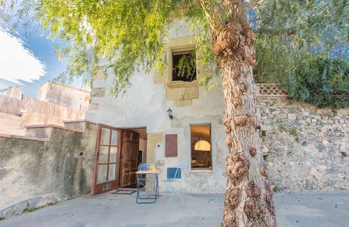 Cruilles Casa | Cerca de las playas. Casa de piedra con estilo en el pueblo medieval