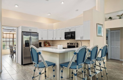 Crown Pointe Casa | Near Beaches + Downtown Naples-Heated Pool-Pickleball-Game room-Gym