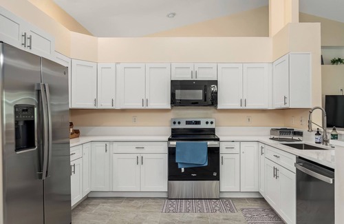 Crown Pointe Casa | Near Beaches + Downtown Naples-Heated Pool-Pickleball-Game room-Gym