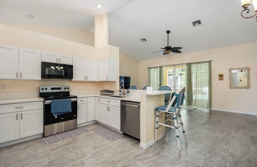 Crown Pointe Casa | Near Beaches + Downtown Naples-Heated Pool-Pickleball-Game room-Gym