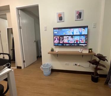 Kapitolyo Apartamento | Near Bgc 1Br Wi-Fi Netflix balcony skyline