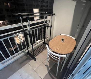 Kapitolyo Apartamento | Near Bgc 1Br Wi-Fi Netflix balcony skyline