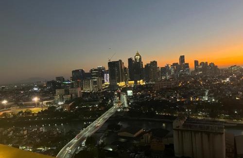 Kapitolyo Apartamento | Near Bgc 1Br Wi-Fi Netflix balcony skyline