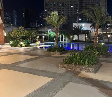 Kapitolyo Apartamento | Near Bgc 1Br Wi-Fi Netflix balcony skyline