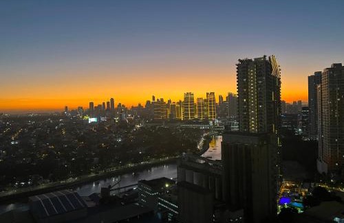 Kapitolyo Apartamento | Near Bgc Makati Ortigas 1Br Wi-Fi Netflix balcony