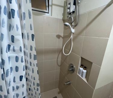 Kapitolyo Apartamento | Near Bgc Makati Ortigas 1Br Wi-Fi Netflix balcony
