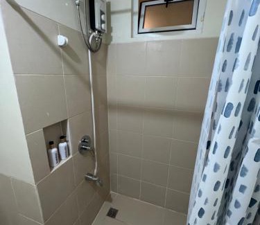 Kapitolyo Apartamento | Near Bgc Ortigas 1Br Wi-Fi Netflix balcony skyline