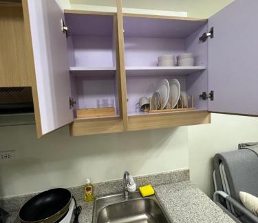 Kapitolyo Apartamento | Near Bgc Ortigas 1Br Wi-Fi Netflix balcony skyline