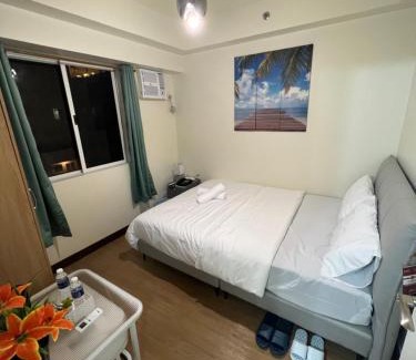 Kapitolyo Apartamento | Near Bgc Ortigas 1Br Wi-Fi Netflix balcony skyline