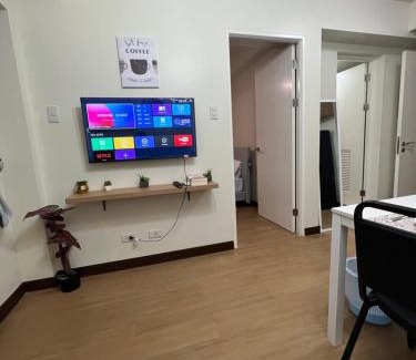 Kapitolyo Apartamento | Near Bgc Ortigas 1Br Wi-Fi Netflix balcony skyline