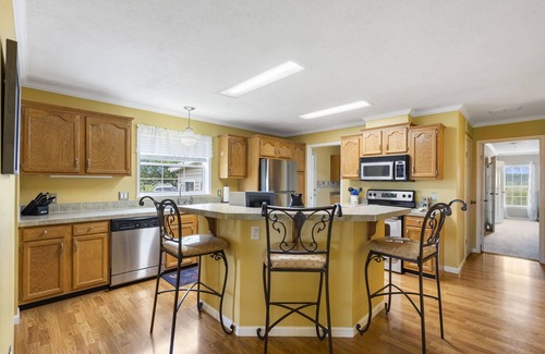 Omaha Casa | Near Branson & Thunder Ridge-Free Tickets-Live Llamas-Pvt Hot Tub-Country Retreat-Near Lakes!